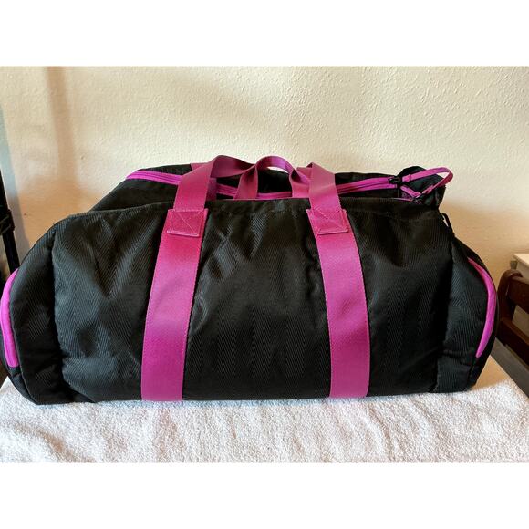 Vintage Oakley 27 x 12 Gym Bag, Pink/Black Excellent Condition! - Picture 2 of 4